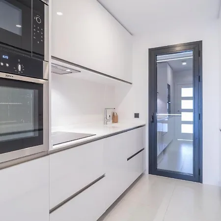 아파트 Stunning In With 2 Bedrooms, Wifi And Swimming Pool