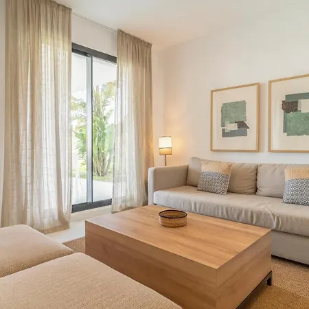 Stunning In With 2 Bedrooms, Wifi And Swimming Pool 아파트 에스테포나