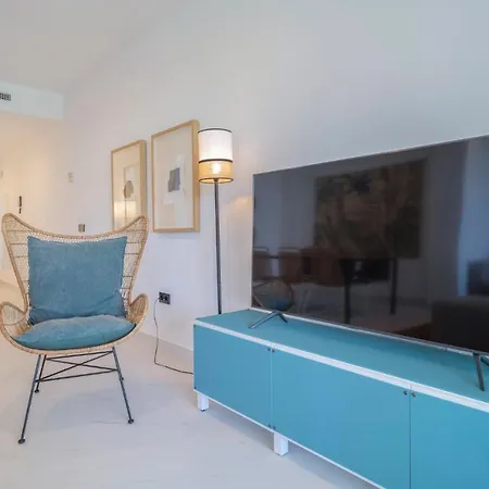 아파트 Stunning In With 2 Bedrooms, Wifi And Swimming Pool