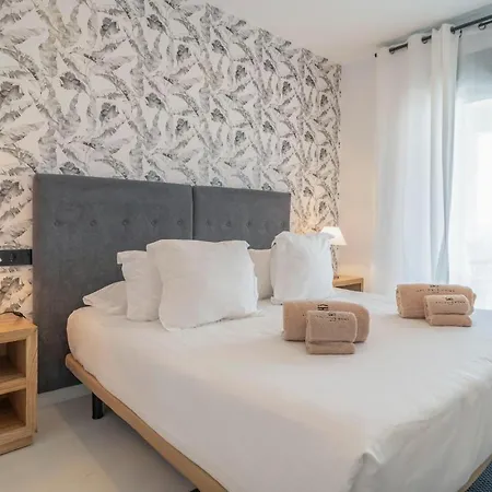Stunning In With 2 Bedrooms, Wifi And Swimming Pool 아파트 *