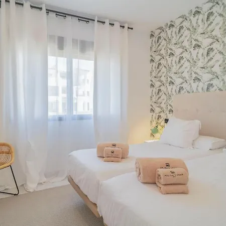 아파트 Stunning In With 2 Bedrooms, Wifi And Swimming Pool